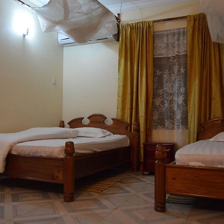Twiga Lodge And Campsite Мто-ва-Мбу Екстер'єр фото