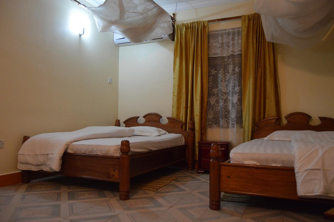 Twiga Lodge And Campsite Мто-ва-Мбу Екстер'єр фото