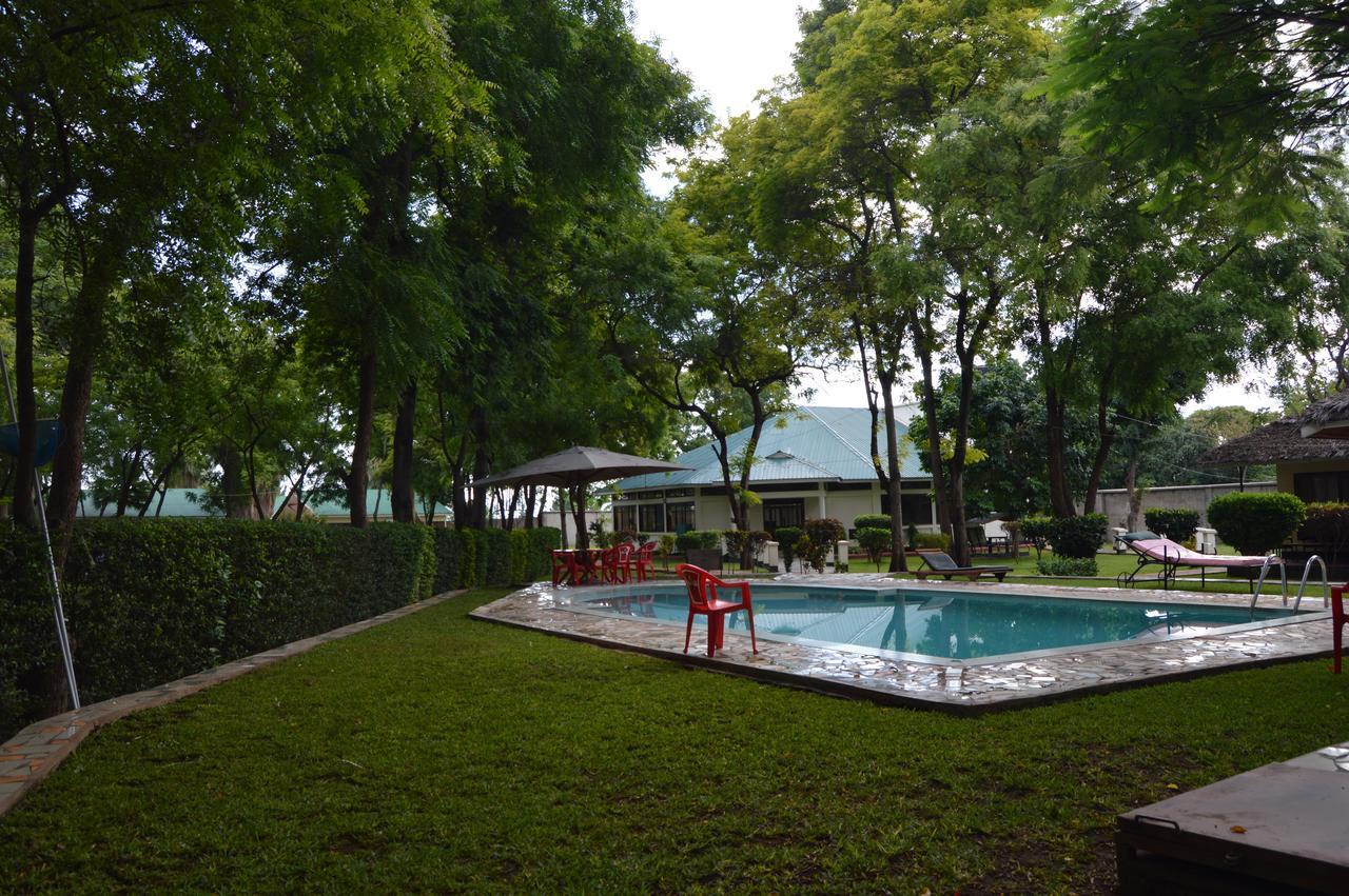 Twiga Lodge And Campsite Мто-ва-Мбу Екстер'єр фото
