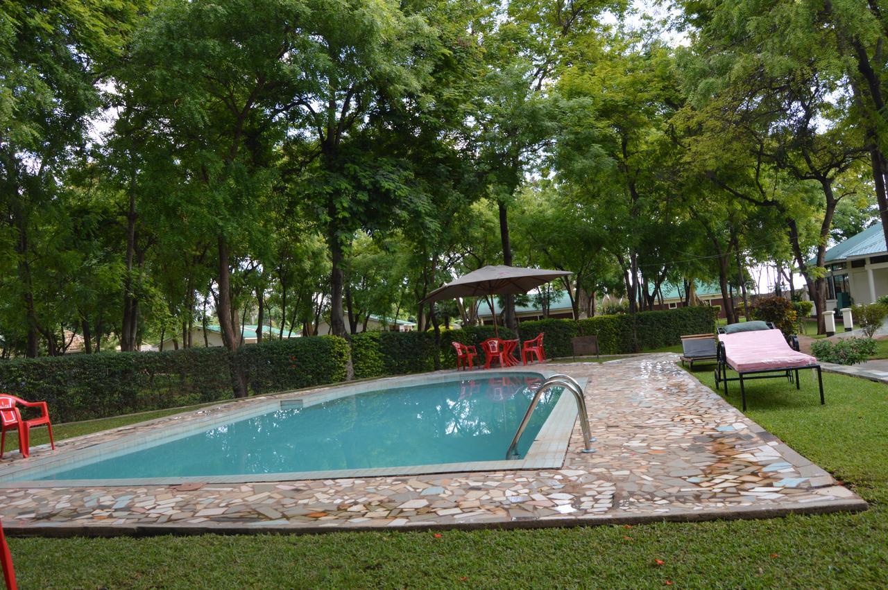 Twiga Lodge And Campsite Мто-ва-Мбу Екстер'єр фото