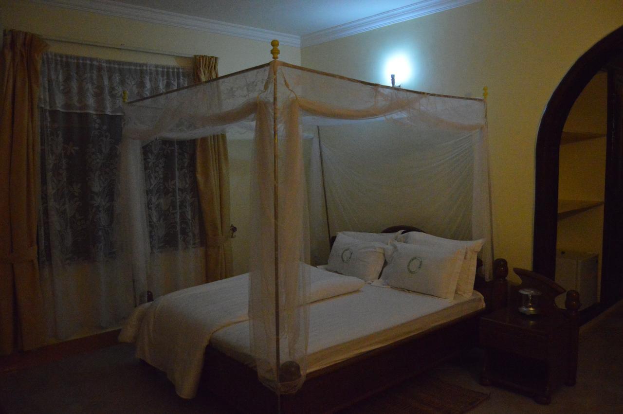 Twiga Lodge And Campsite Мто-ва-Мбу Екстер'єр фото