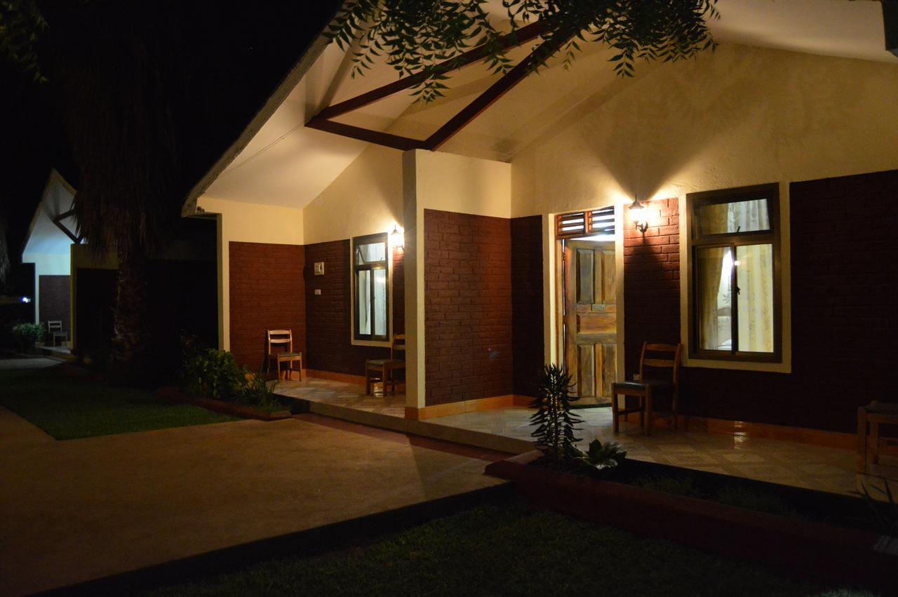 Twiga Lodge And Campsite Мто-ва-Мбу Екстер'єр фото